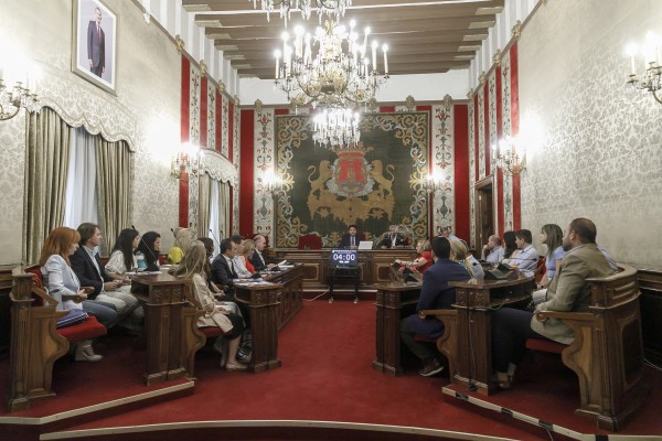 Alicante tras el 28M: el PP se aleja de Vox y sitúa a sus ediles junto a la izquierda en el salón de plenos