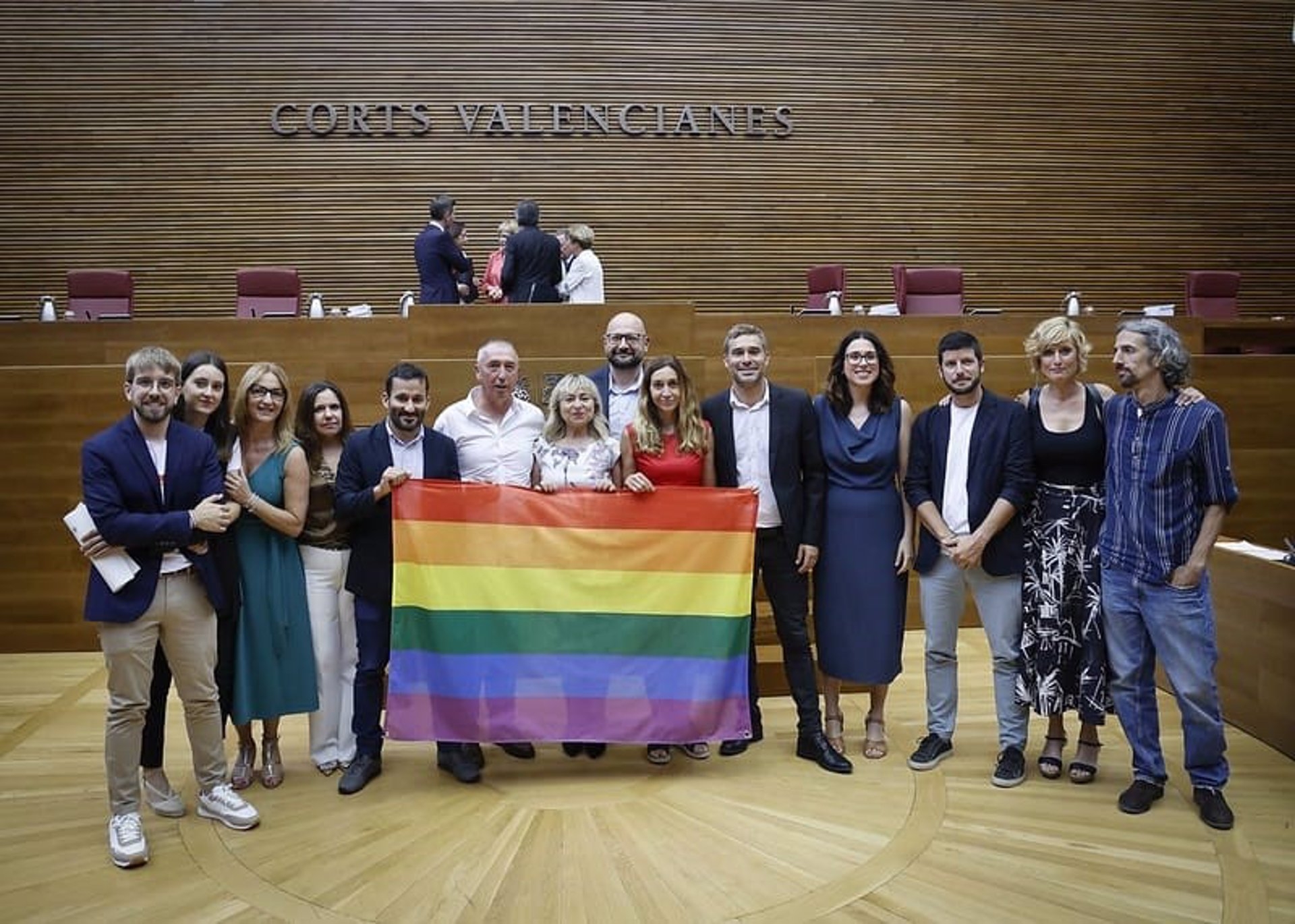 Diputados de Compromís con la bandera LGTBI en la sesión constituyente de Les Cort. Foto: CORTS VALENCIANES - 