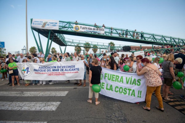 El Colegio de Ingenieros avisa: electrificar el tren Alicante-Murcia 'colapsará' el túnel de Elche