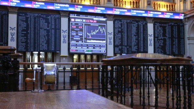 Siguen las ventas en bolsa a media sesión y el Ibex 35 pone en juego el 8.700