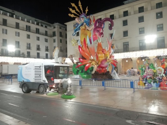 Alicante retira 5.000 toneladas de residuos durante les Fogueres, mil más que en 2022