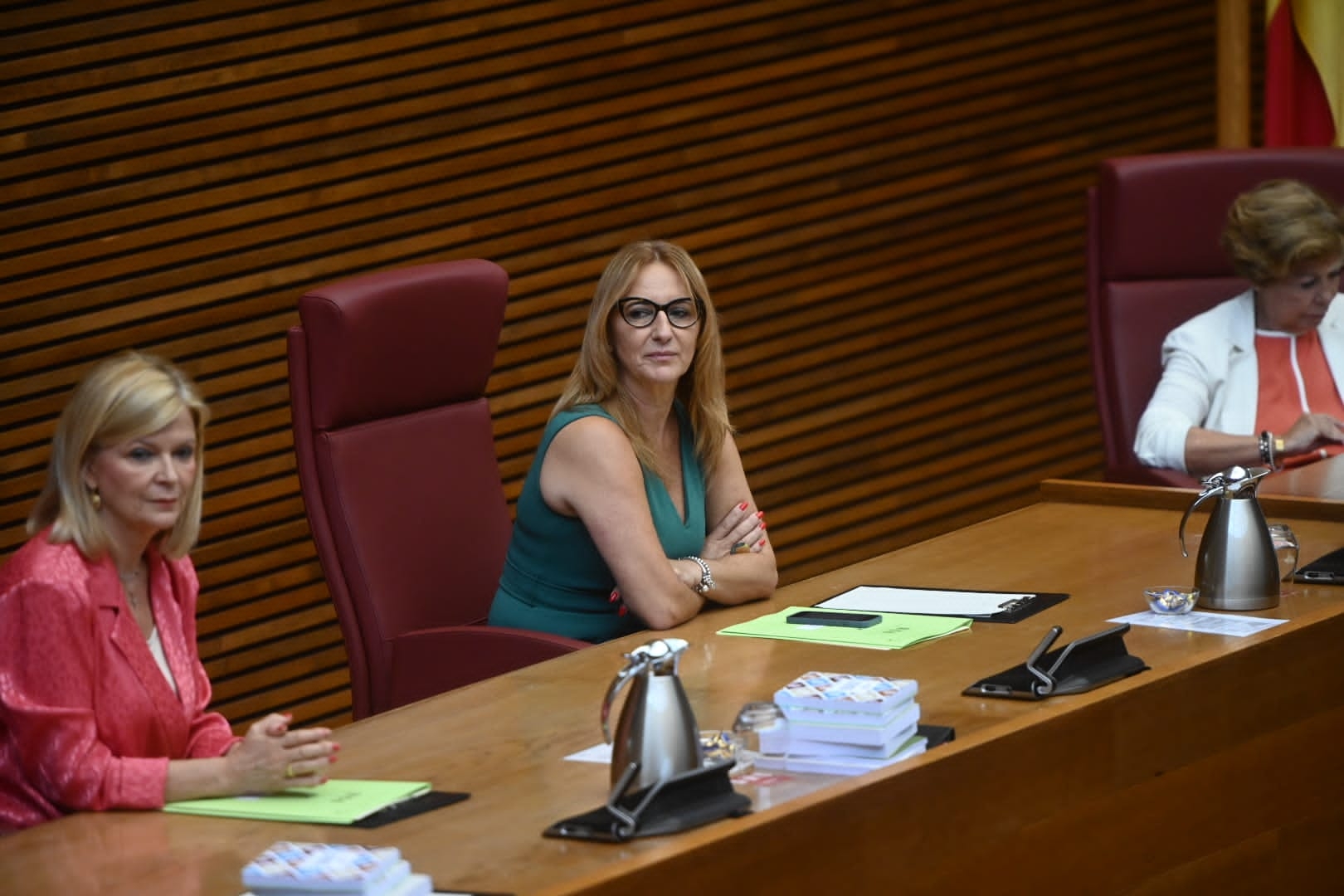 Maria Josep Amigó y Gabriela Bravo, en la Mesa de Les Corts. Foto: KIKE TABERNER - 