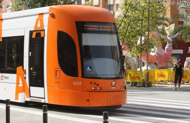 El tranvía desplazó a 387.000 personas en los principales días de les Fogueres