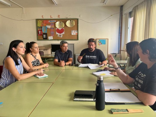 Castelló informa a las directivas del Mestre Canós y Sebastián Elcano del traslado para iniciar las obras 