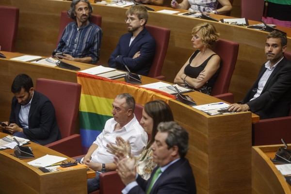 La constitución de Les Corts abre el giro a la derecha mientras la izquierda exhibe reivindicaciones feministas y LGTBI
