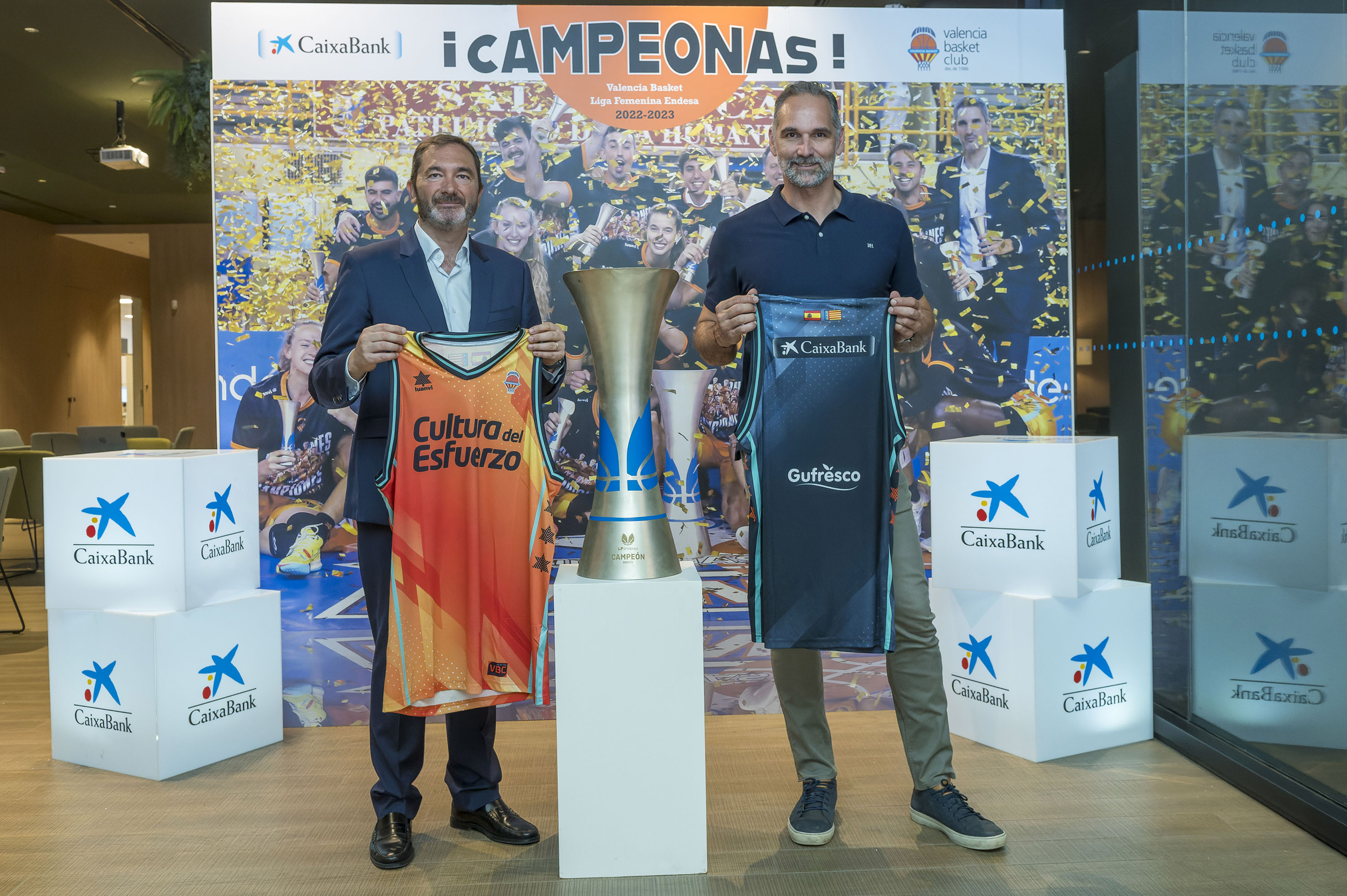 CaixaBank expone en su oficina ‘all in one’ València la Copa de la Liga Femenina Endesa conquistada por el Valencia Basket
