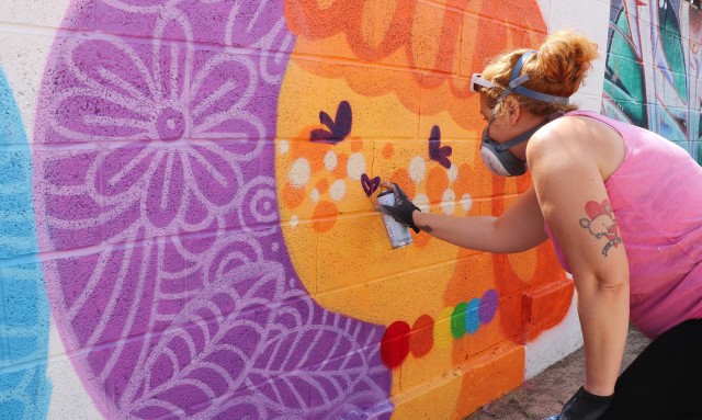 Un colegio de Quart pinta un grafiti enorme para concienciar a los jóvenes contra la LGTBIfobia 