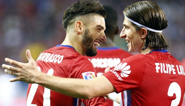 El Atlético avista el liderato en Riazor