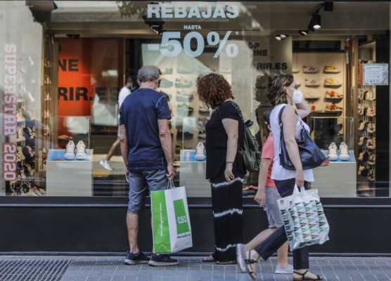 El turismo y la moda, salvavidas del comercio para este verano y final de año