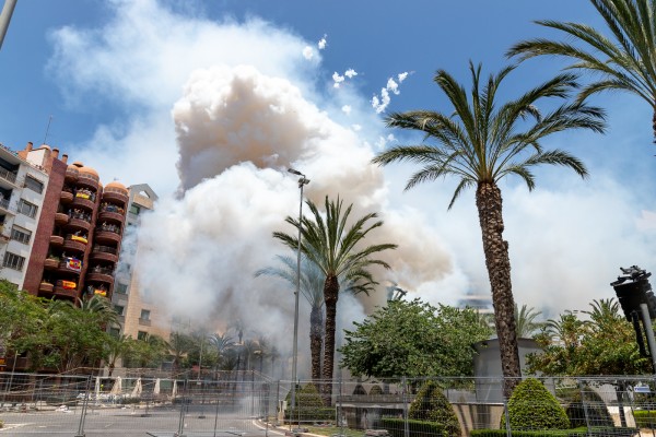 Pirotecnia Ferrández cierra el concurso de mascletàs con un terremoto desatado por 600 metros de truenos