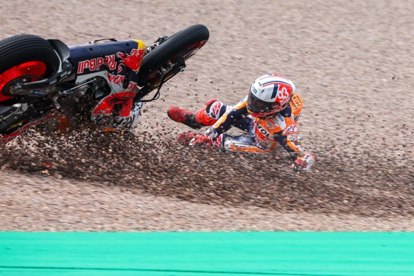 Bezzecchi, pole y victoria al esprint en MotoGP; Marc Márquez vuelve a caerse