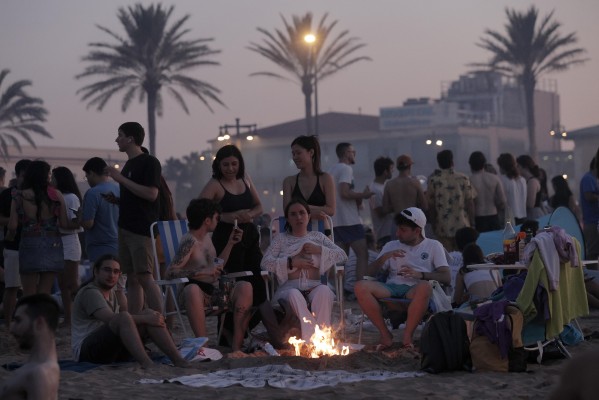Una noche de San Juan multitudinaria en València y sin incidencias sanitarias graves
