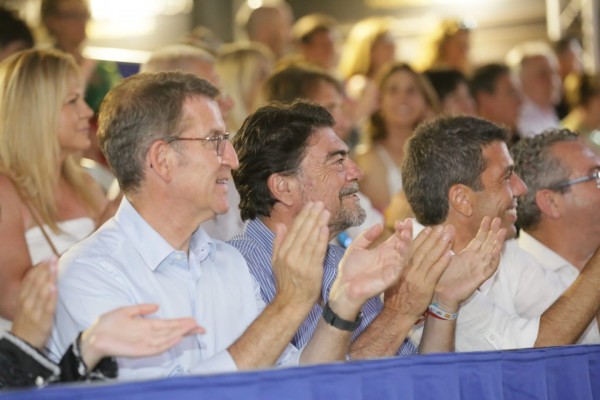 Feijóo se deja ver en las Hogueras de Alicante (pese al ruido del pacto con Vox)