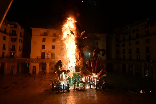 Alicante arde y renace