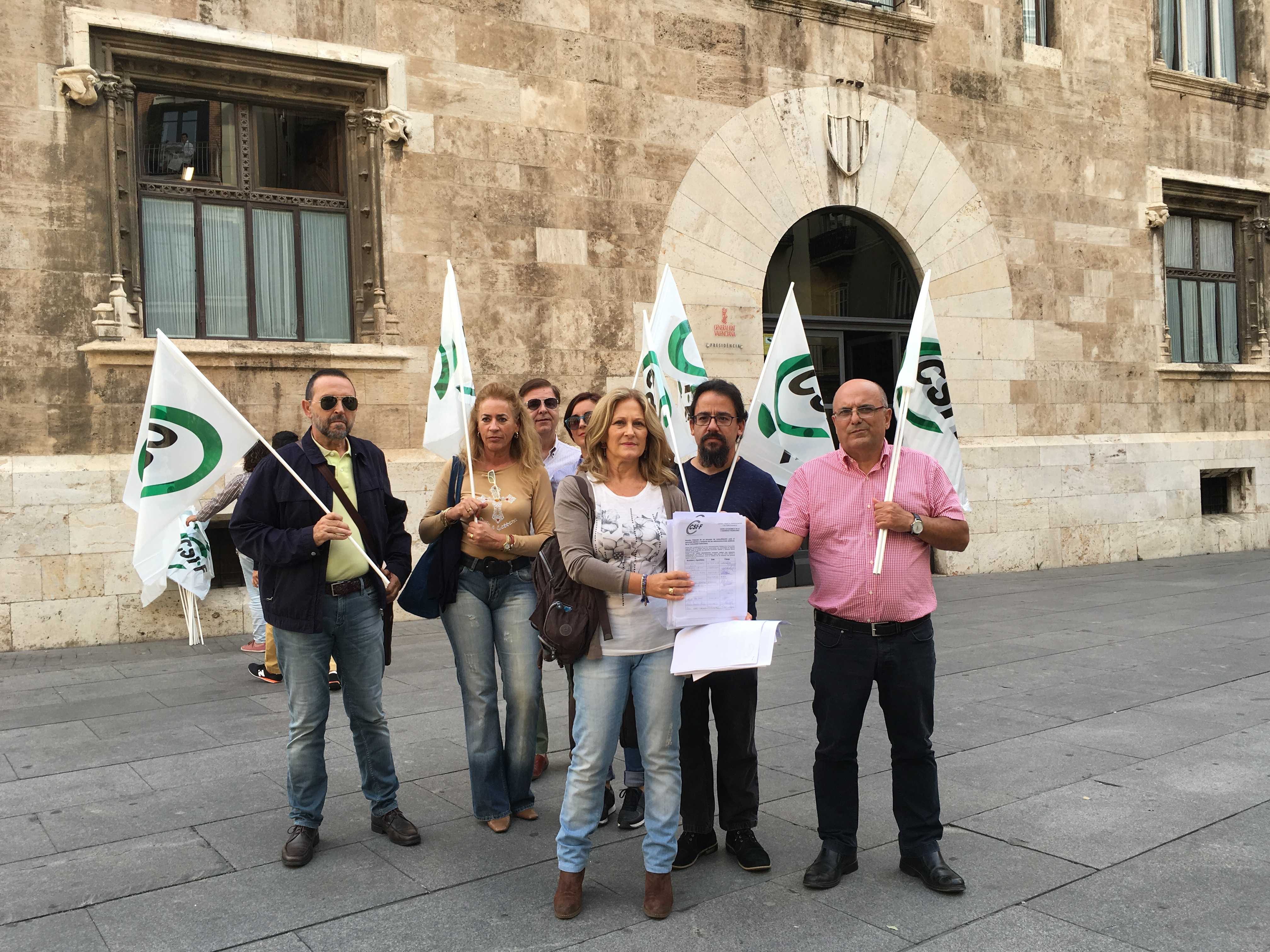 La presidenta provincial de CSIF, Paula Breñas, junto a otros representantes del sindicato. VP - 