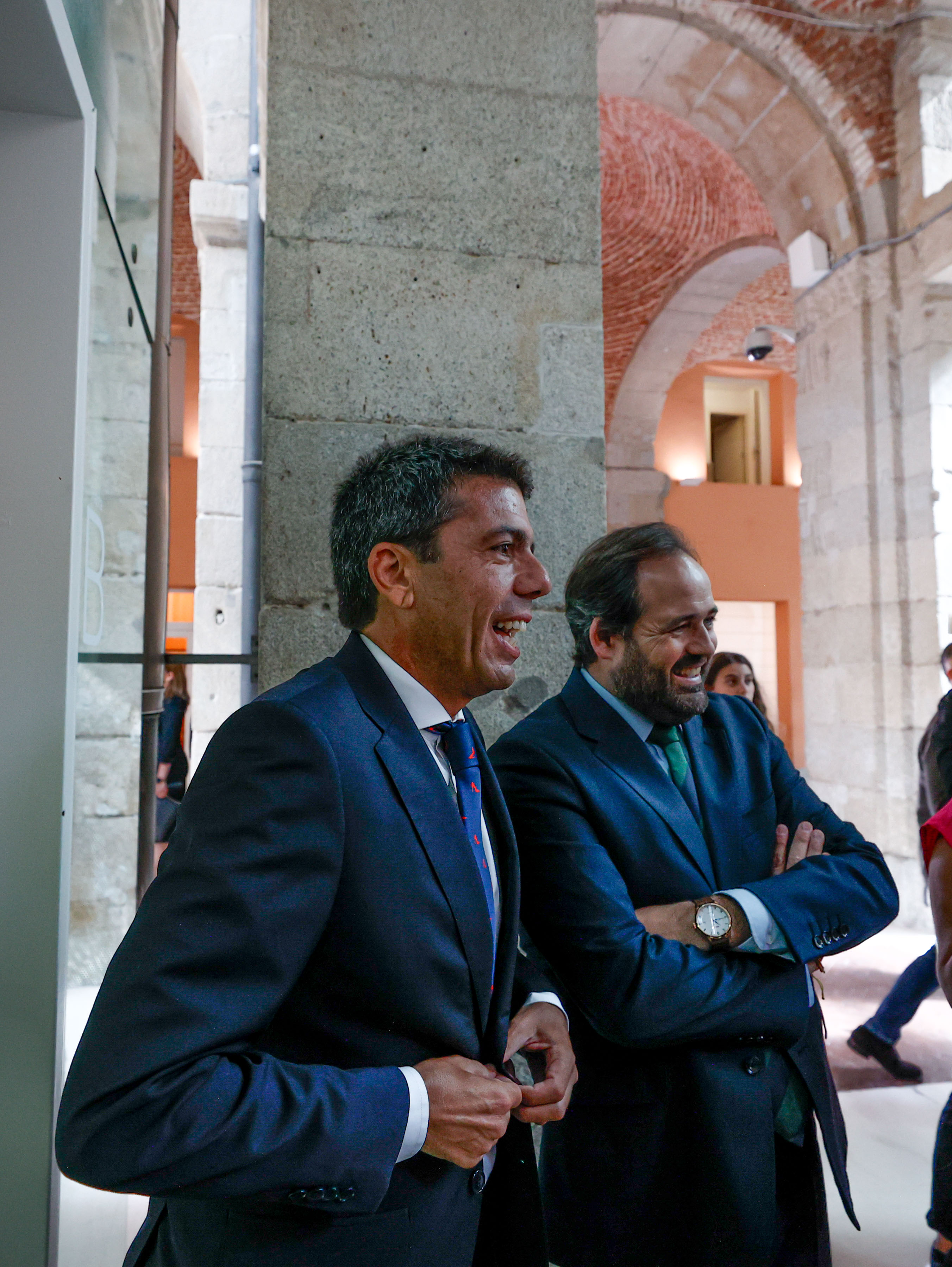 Mazón y Guardiola, modelos contrapuestos del PP con Vox, en la toma de posesión de Ayuso
