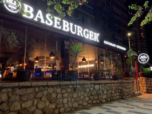Abre en Benidorm Base Burger, la hamburguesa con marca alemana  que huye del 'fast food' 