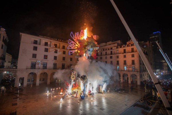 Más de 750 efectivos y cinco drones velarán por el control de la 'Cremà' de les Fogueres 2023