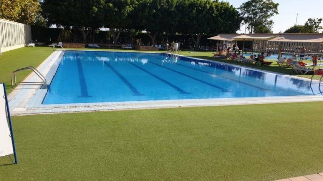 Elche oferta un total de 53 cursos de natación este verano, superando las 1.500 plazas