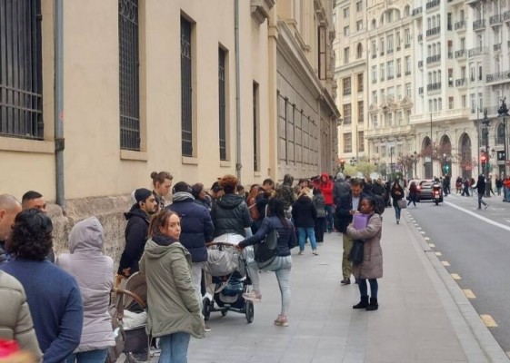 Catalá lanza un plan de choque para reducir las colas del padrón en València