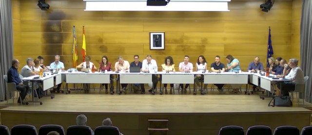 El bipartito de Altea cede un asesor y cuatro dedicaciones a la oposición