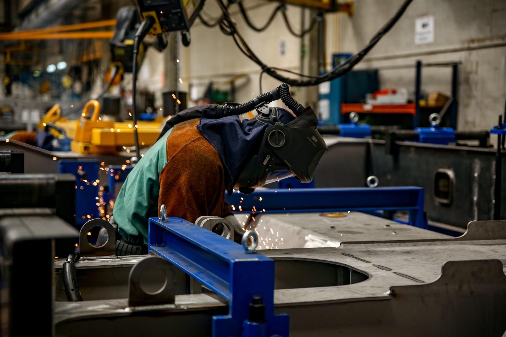 Un trabajador en la Factoría de Talgo en Las Rozas. Foto: Ricardo Rubio - Europa Press - 