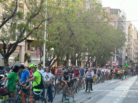 Multitudinaria manifestación contra el desmantelamiento de los carriles bici en Elche 