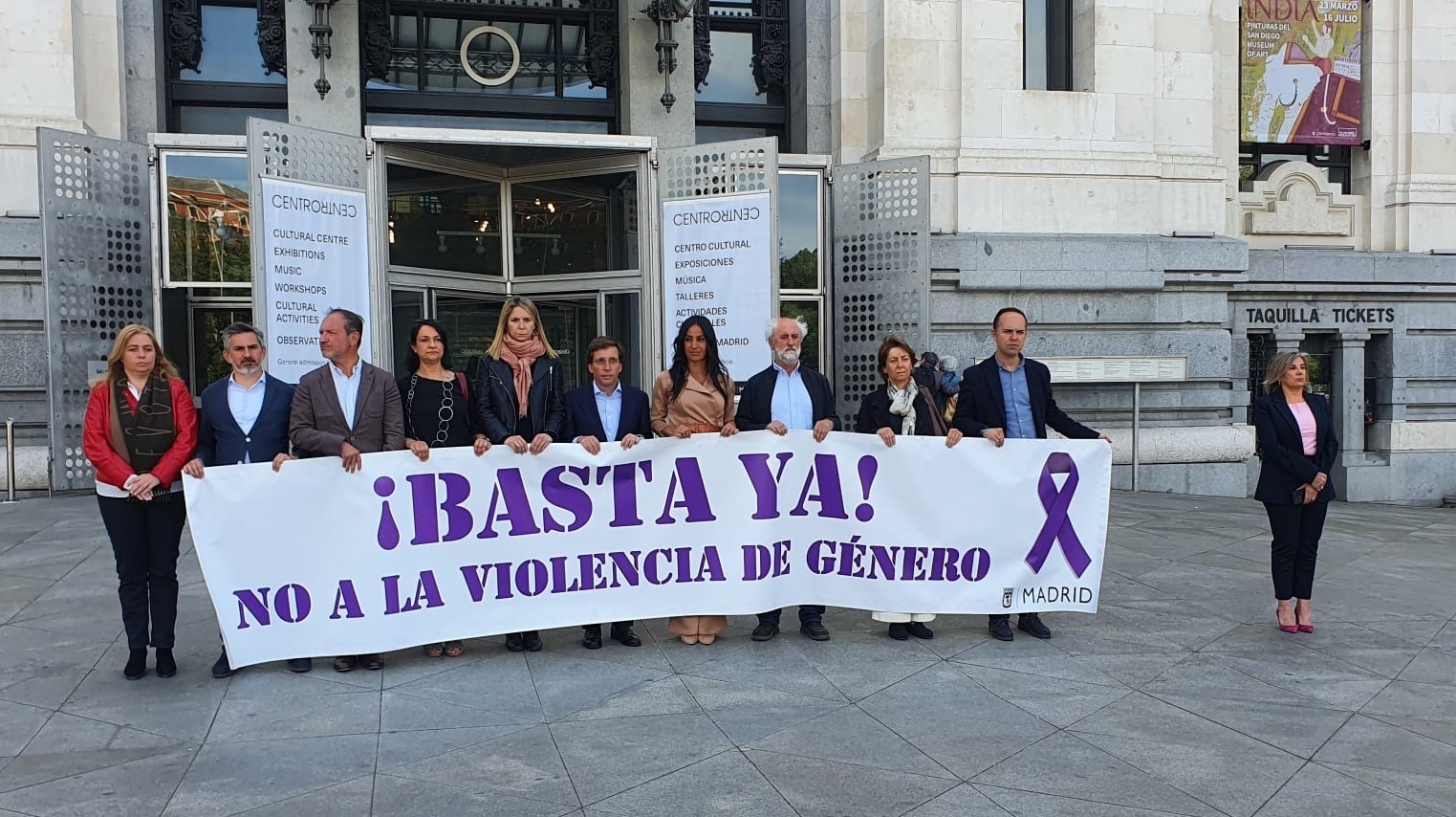 Concentración del alcalde y concejales de Madrid (a la derecha, una edil de Vox) tras un asesinato machista. Foto: EP - 