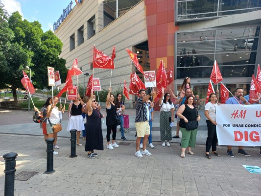 Trabajadores de H&M claman por más comisiones por ventas y menor carga laboral en las tiendas
