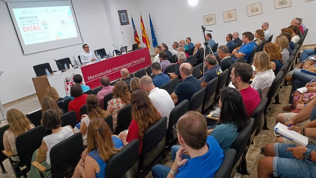 La sesión formativa sobre FP Dual de l'Horta Sud congrega a 60 empresas de la comarca