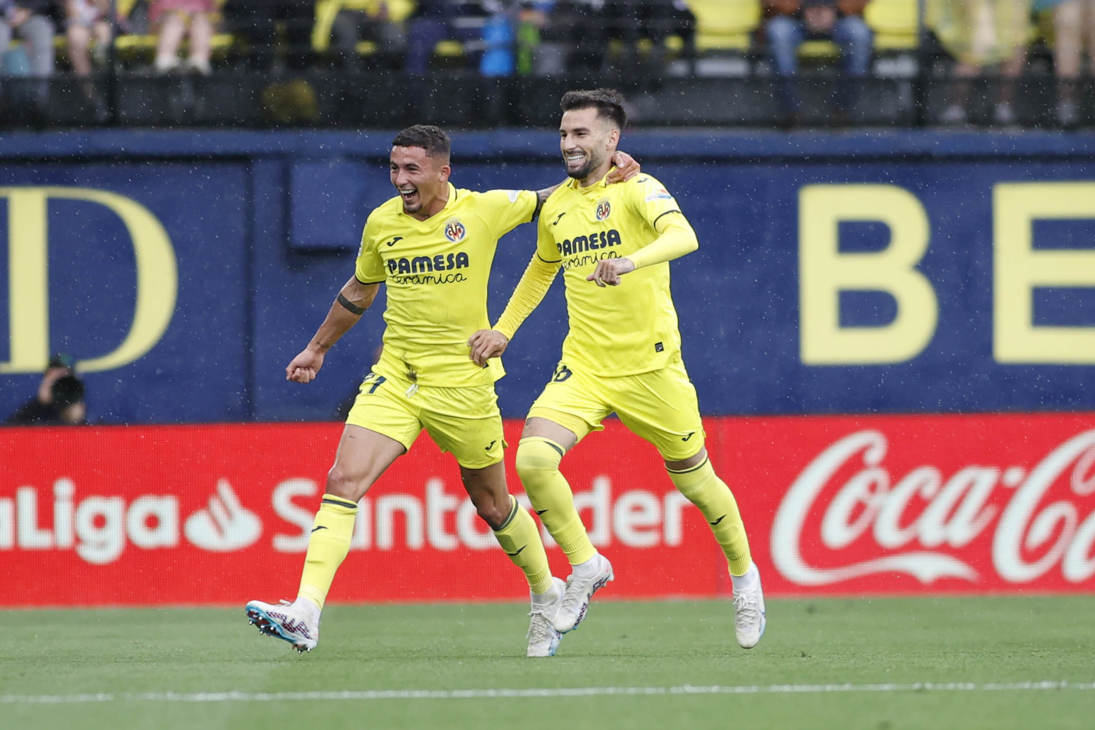 Yeremy Pino y Álex Baena celebran un gol. CARME RIPOLLÉS - 
