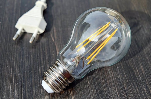 El sistema eléctrico registra un superávit provisional de 3.327,77 millones a abril