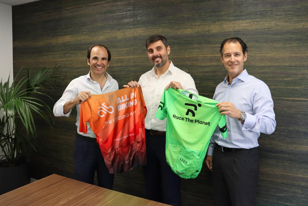 Firma de la adquisición de la compañía Race the Planet por All in Biking en la sede de Fellow Funders. Foto: AP - 