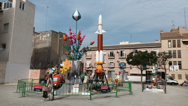 La Nit de l’Albà, la Dama y la palma blanca, las hogueras de San Juan en Elche junto al 'Miura 1'
