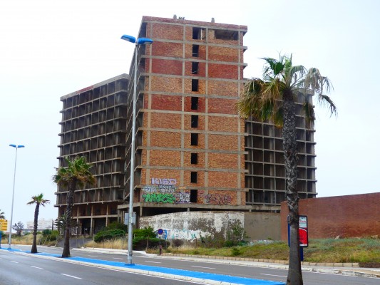 Hasta quince empresas se disputan el derribo del hotel Lagomar, que sufre un grave riesgo de 