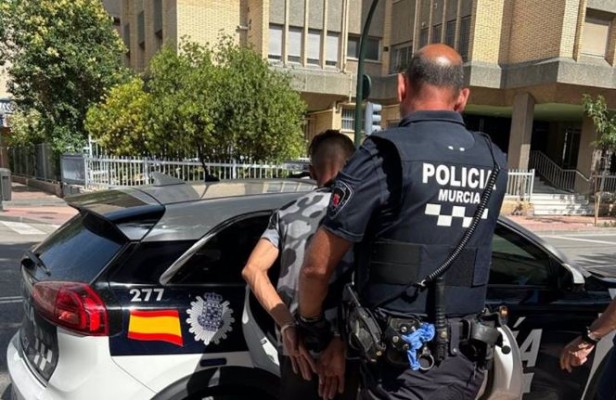 Detienen a un 'gorrilla' por amenazar a otro con un cuchillo en Centrofama de Murcia