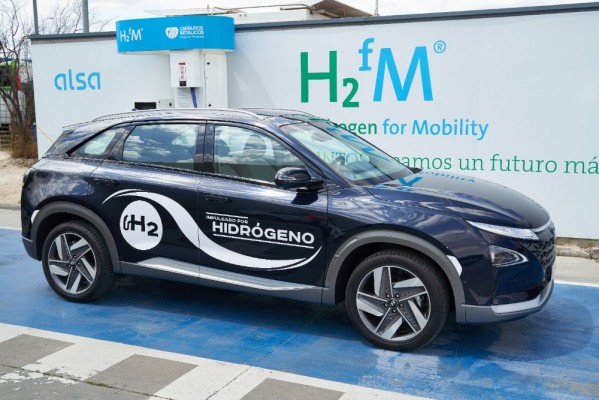 Hyundai NEXO, recibe su primera recarga de hidrógeno en Alsa de la mano de Carburos Metálicos