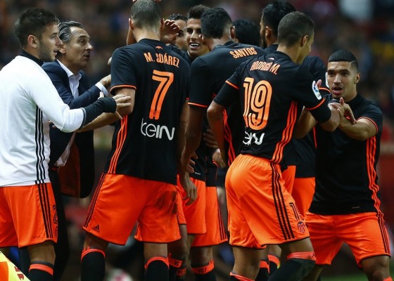 Los canteranos del Valencia CF ovacionaron al equipo tras la victoria en Gijón