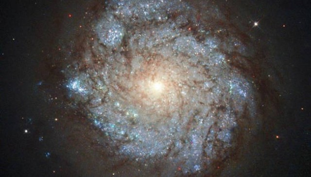 El telescopio Hubble observa un extraño residente en Casiopea

