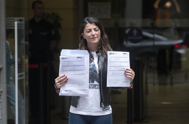 Olona presenta como 'número uno' por Valencia a la presidenta de una asociación de 