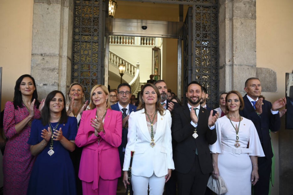 La alcaldesa posa con su nuevo equipo de gobierno. Foto: CARLOS PASCUAL - 
