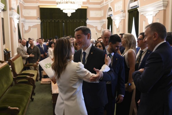 El PP y Vox o el teléfono estropeado: mano tendida pero sin dar un nuevo paso ¿hasta después del 23J?