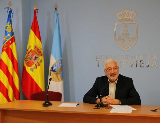 El alcalde de Torrevieja reta a la oposición a censurarle si cree que el cuatripartito no es legítimo