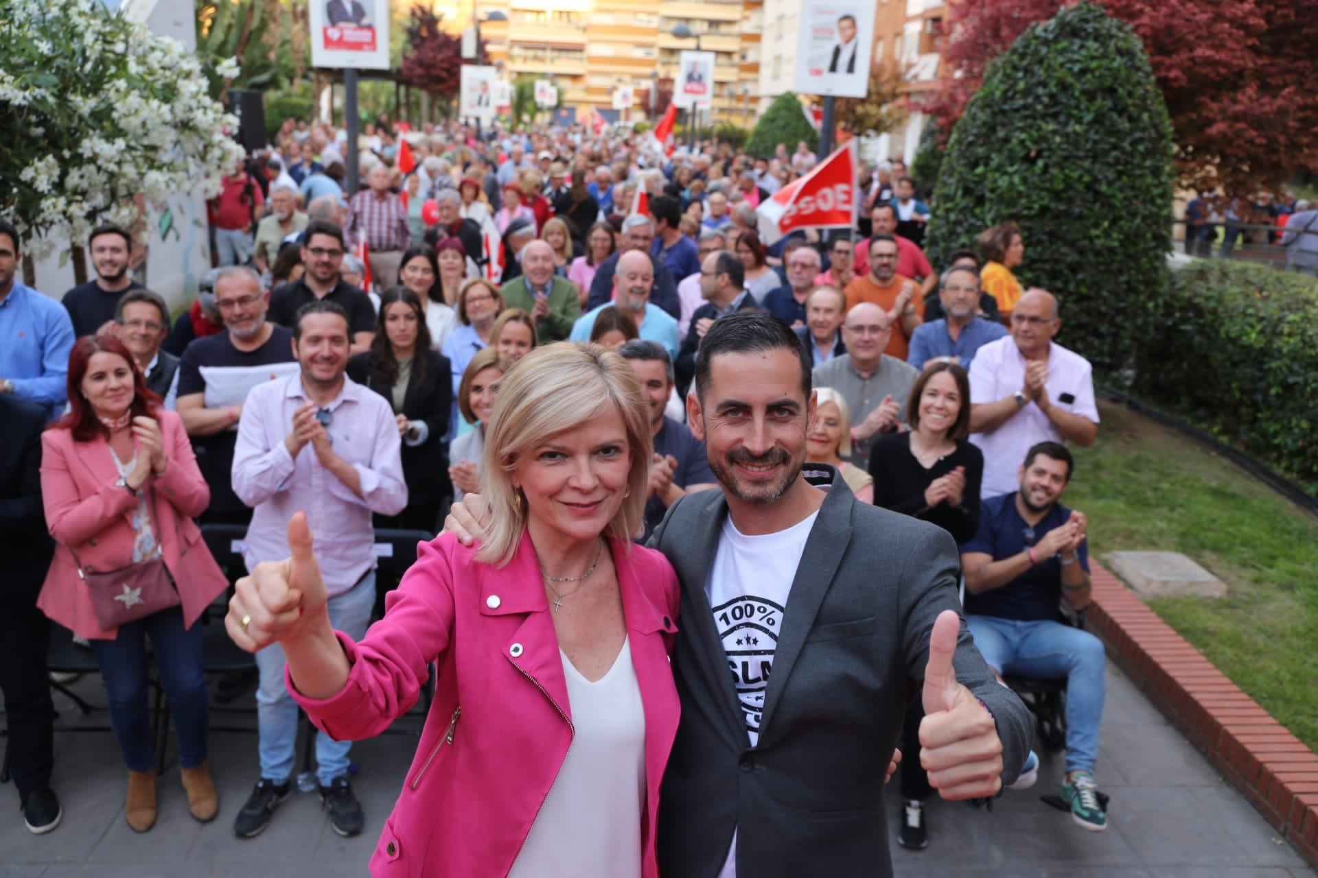Gabriela Bravo y Carlos Fernández Bielsa posan en el mitin central de las pasadas elecciones. Foto: PSOE Mislata - 
