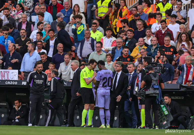 Dos jóvenes admiten haber hecho gestos a Vinicius en Mestalla pero niegan los insultos
