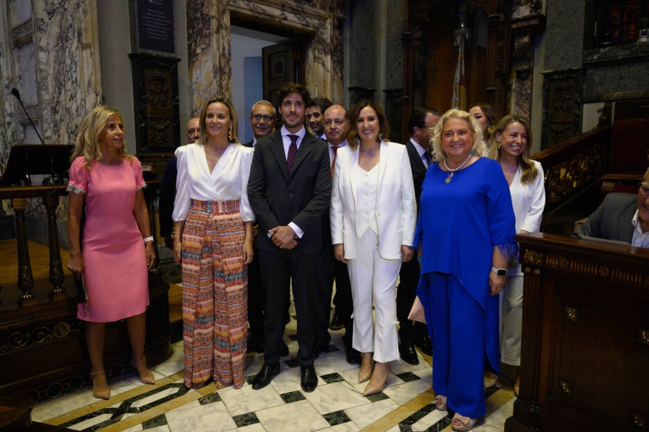 María José Catalá acompañada del resto de concejales del PP. Foto: KIKE TABERNER - 