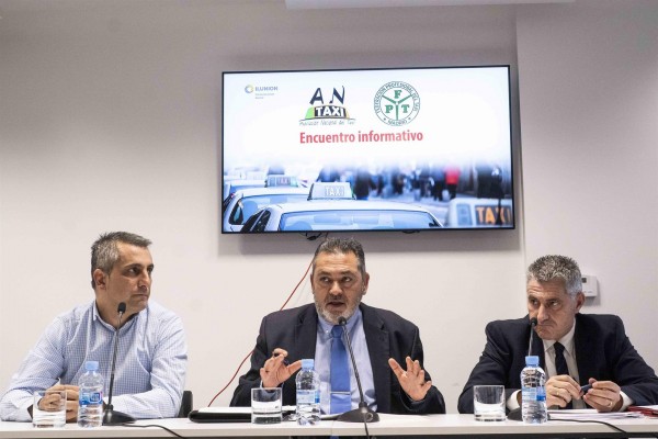 Transportes se reúne esta semana con los taxistas para negociar sobre autorizaciones a VTC