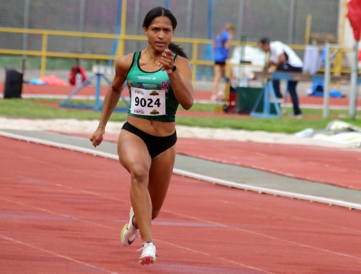 Ana Irene Elewe bate su récord de Murcia sub-20 y absoluto de 200 metros 