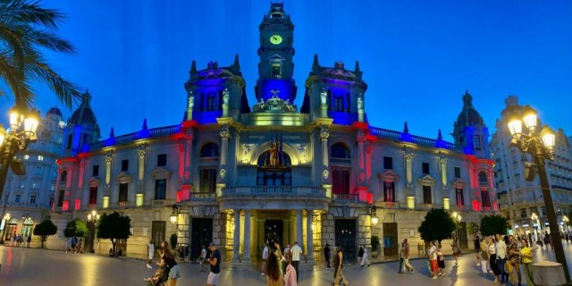 La fachada del Ayuntamiento y la Porta de la Mar se iluminan con los colores de la Senyera