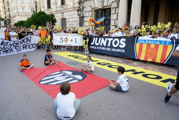El valencianismo lanza un 'SOS' al nuevo gobierno 